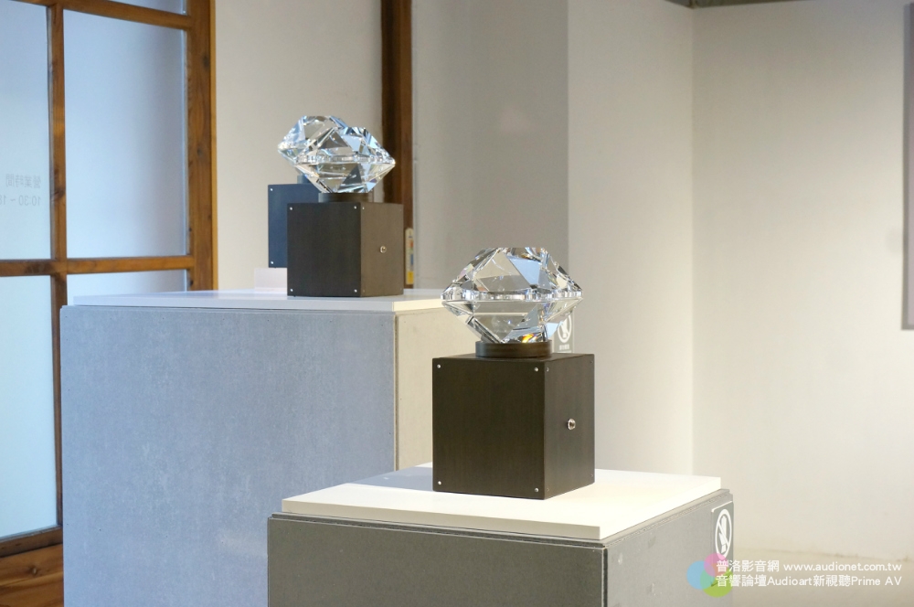 巨禮文化發行水晶玻璃限量百張，結合各領域專家聯手打造