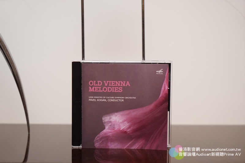 Old Vienna Melodies, 史特勞斯家族圓舞曲、進行曲，俄羅斯樂團，俄羅斯味道