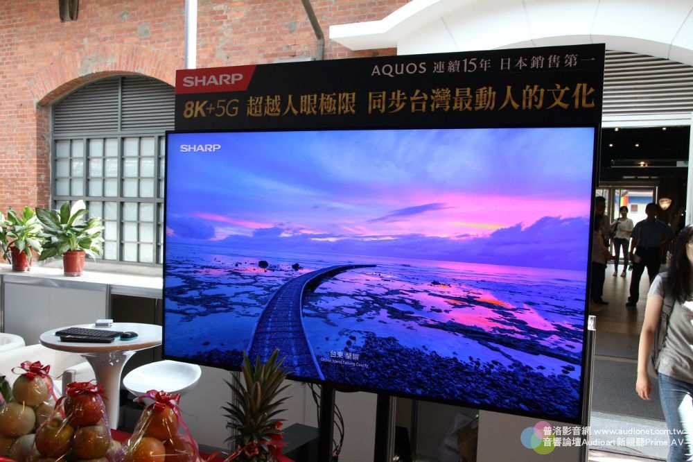 賞SHARP 8K 80吋大電視，品味大甲媽遶境「人情味」