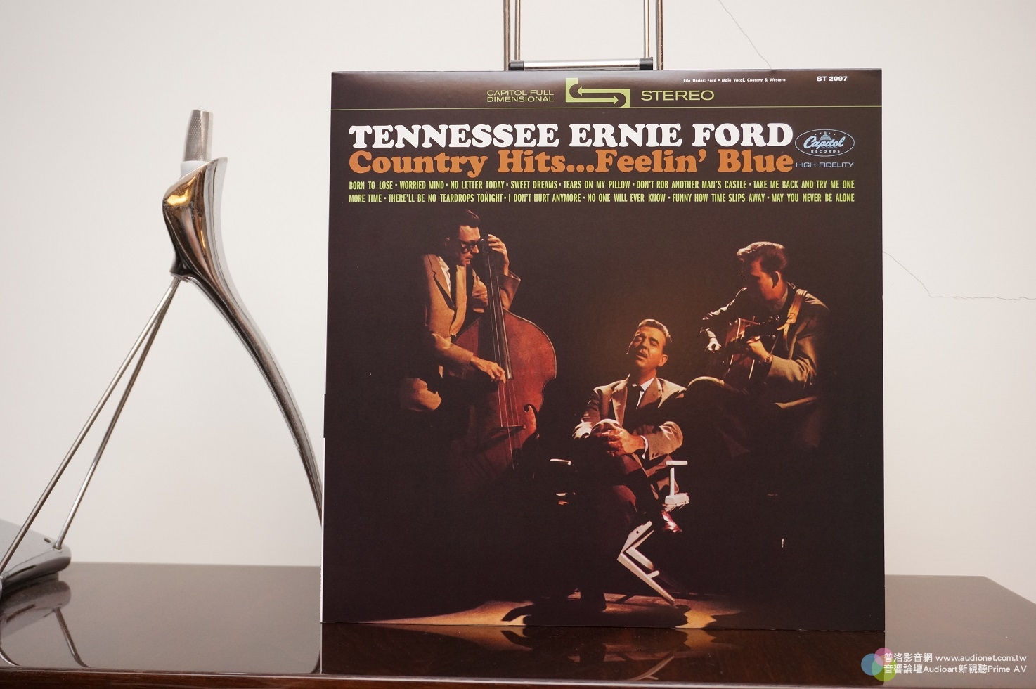 Tennessee Ernie Ford Country Hits, Feelin' Blue，趕快跑步去買