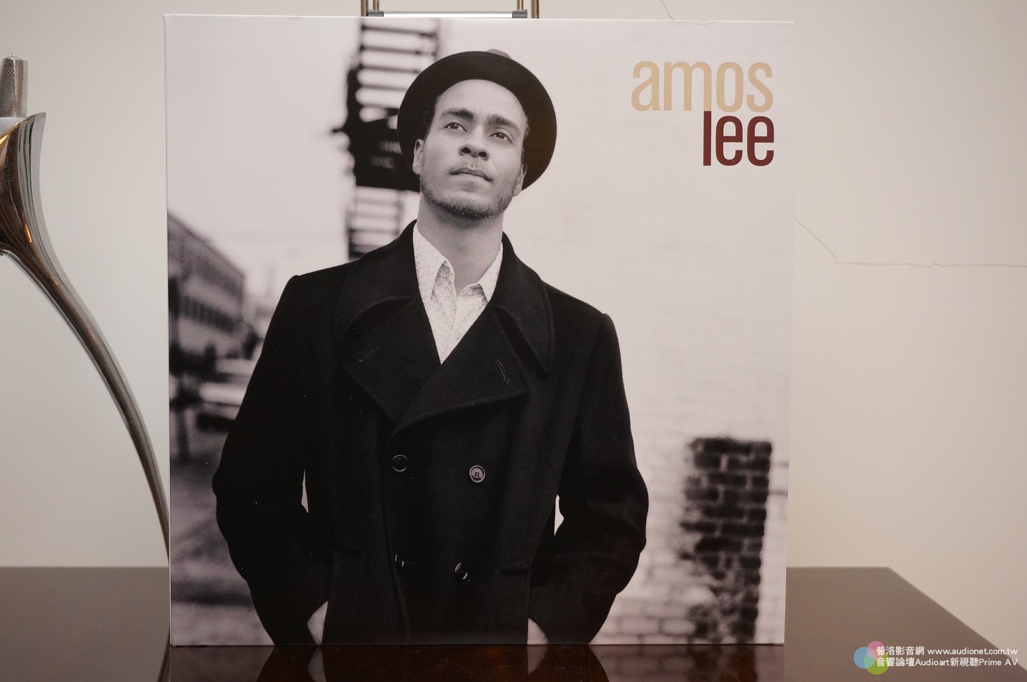 Amos Lee的第一張專輯amos lee，吟遊詩人與藝術家的氣質