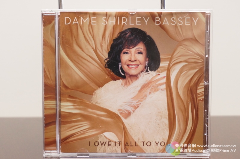 Dame Shirley Bassey，83歲唱歌聽起來跟20歲沒有差別