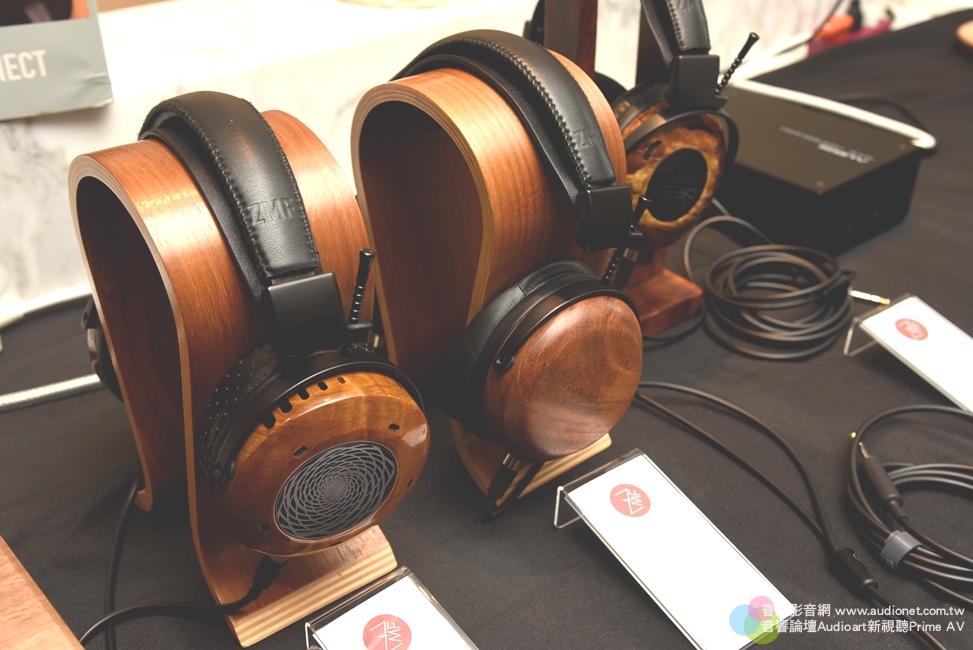 這2款耳機即是美國廠牌Vérité的作品，它們的機殼皆採實木製作，左邊的是開放式的Ope.jpg