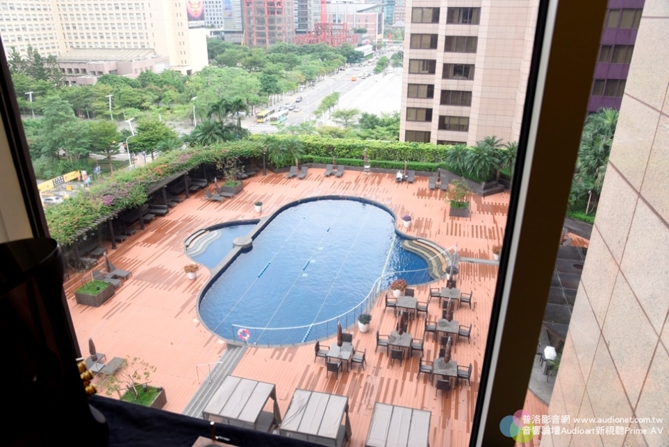 從展間窗戶向外看可以看到君悅飯店的游泳池，景緻相當不錯。.JPG